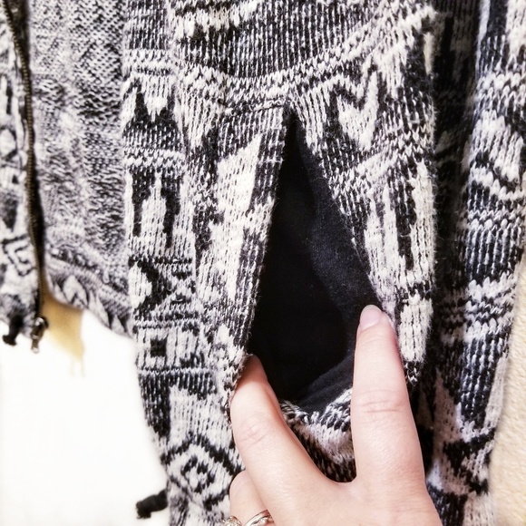 American Eagle | Textured Aztec Zip-Up Hoodie - Picture 6 of 7